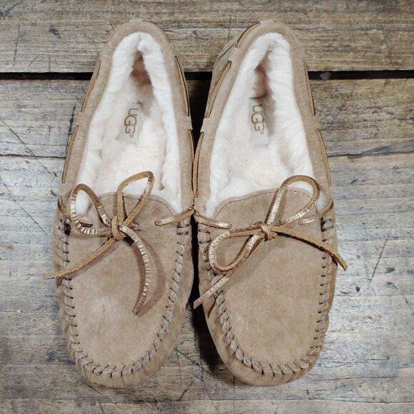 UGG Sz 7 Moccasin Slippers Suede Tan Shoes Loafer Faux Fur 1019069 - Picture 1 of 7